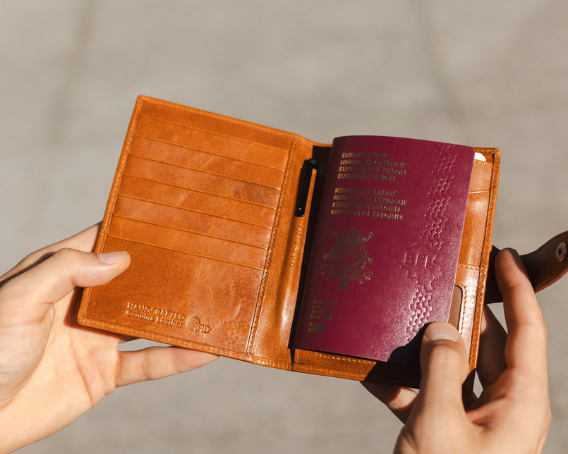 Two hands holding the Brushed Brushed Cognac open.