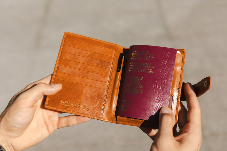 Two hands holding the Brushed Brushed Cognac open.