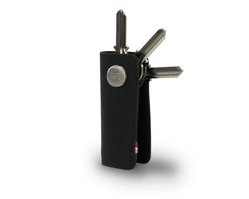 Side view of Lusso Vintage Key Holder in Brushed Black with with a key holder ring and 3 keys.