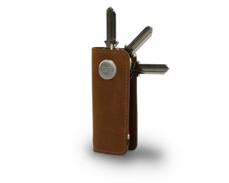 Side view of Lusso Vintage Key Holder in Brushed Cognac with with a key holder ring and 3 keys.