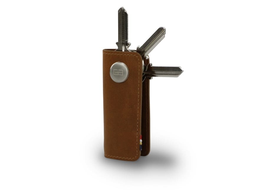 Side view of Lusso Vintage Key Holder in Brushed Cognac with with a key holder ring and 3 keys.