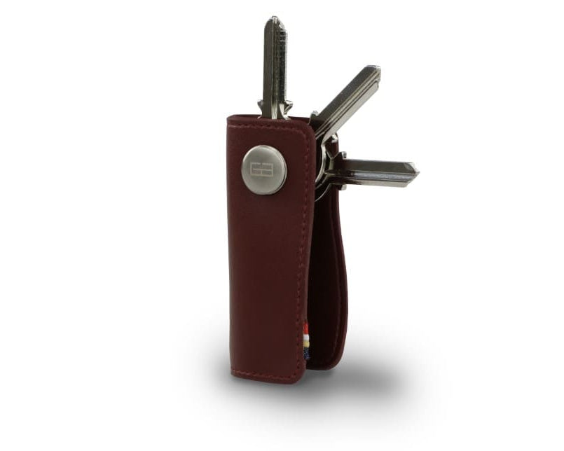 Side view of Lusso Key Holder Vegan in Cactus Burgundy with with a key holder ring and 3 keys.