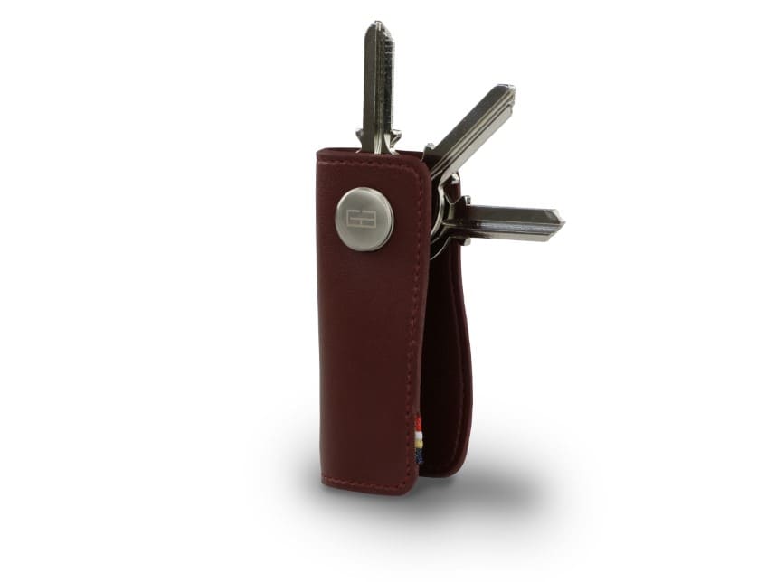 Side view of Lusso Key Holder Vegan in Cactus Burgundy with with a key holder ring and 3 keys.
