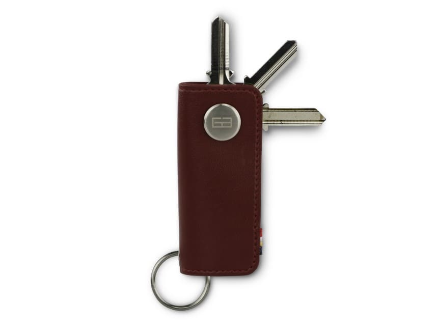 Front view of Lusso Key Holder Vegan in Cactus Burgundy with with a key holder ring and 3 keys. 