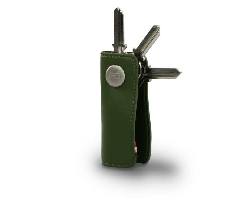 Side view of Lusso Key Holder Vegan in Cactus Green with with a key holder ring and 3 keys.