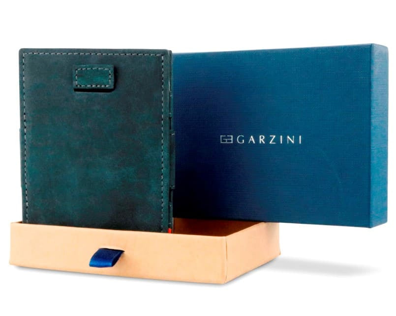 Half-open blue box with Garzini brand name Inside the box, the Carbon Black wallet is wrapped in tissue paper, placed in a light cardboard box with a blue strap.