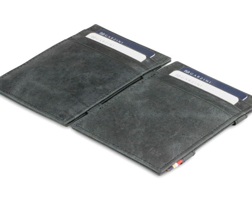 Front and back view of the Essenziale Magic Wallet Brushed in Brushed Black with 3 front card slots and 2 cards on each side.