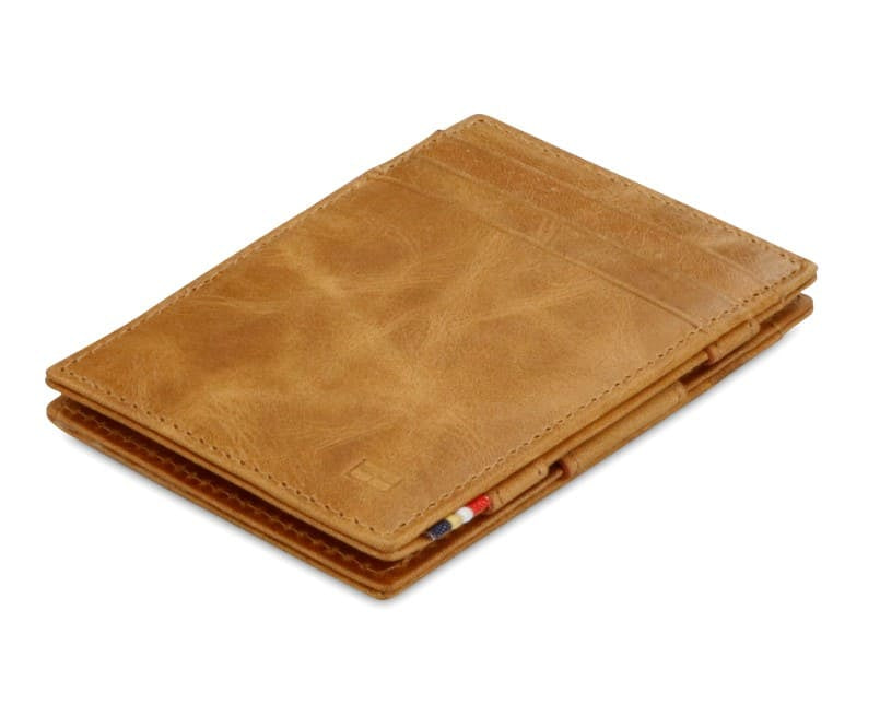 Front view of the Essenziale Magic Wallet Brushed in Brushed Cognac with 3 front card slots.