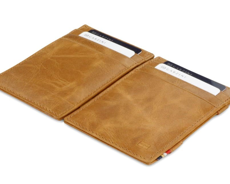 Front and back view of the Essenziale Magic Wallet Brushed in Brushed Cognac with 3 front card slots and 2 cards on each side.