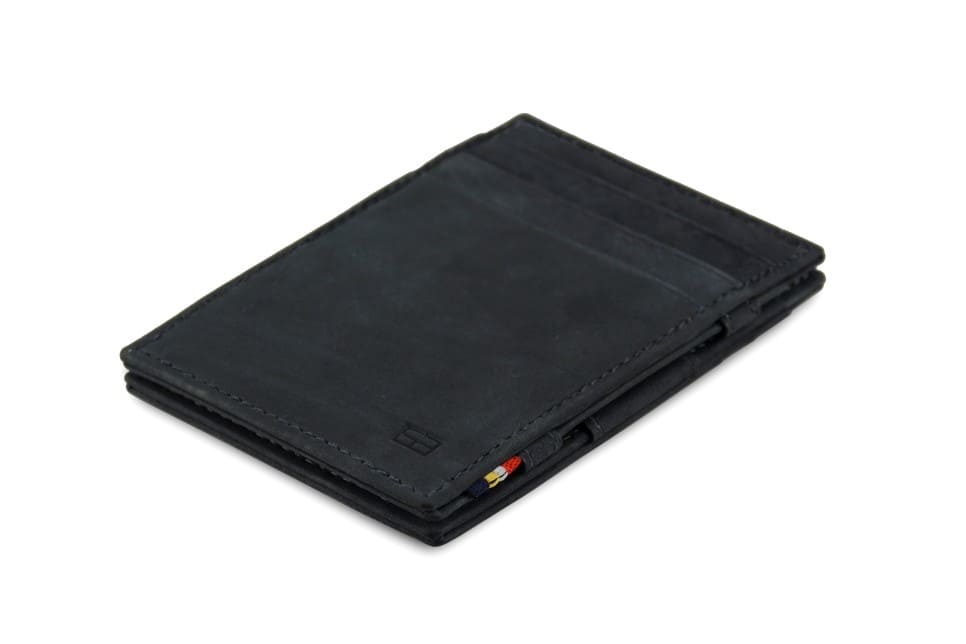 Front view of the Essenziale Magic Wallet Vintage in Carbon Black with 3 front card slots.