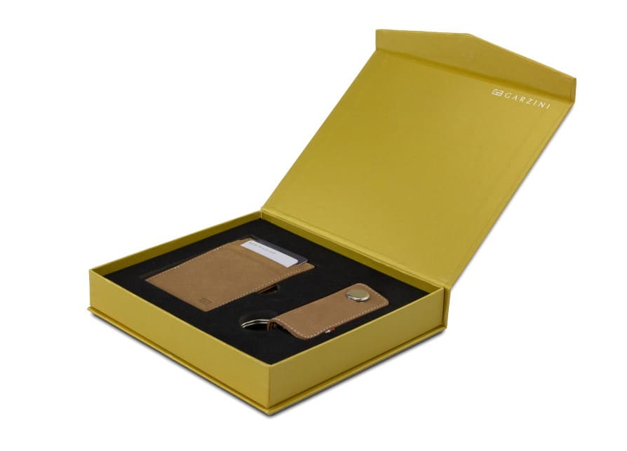 gift box of the essenziale wallet with the lusso key holder