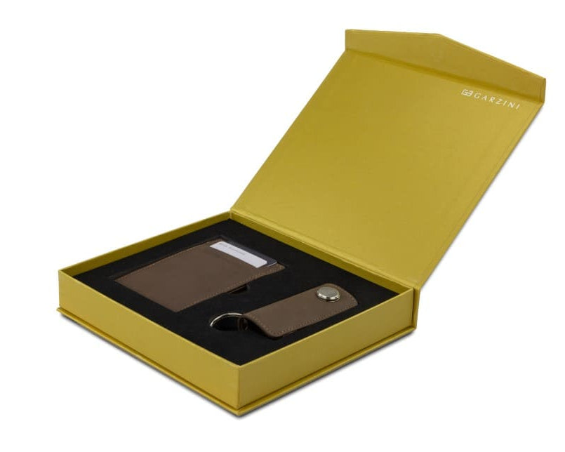 gift box of the essenziale wallet with the lusso key holder