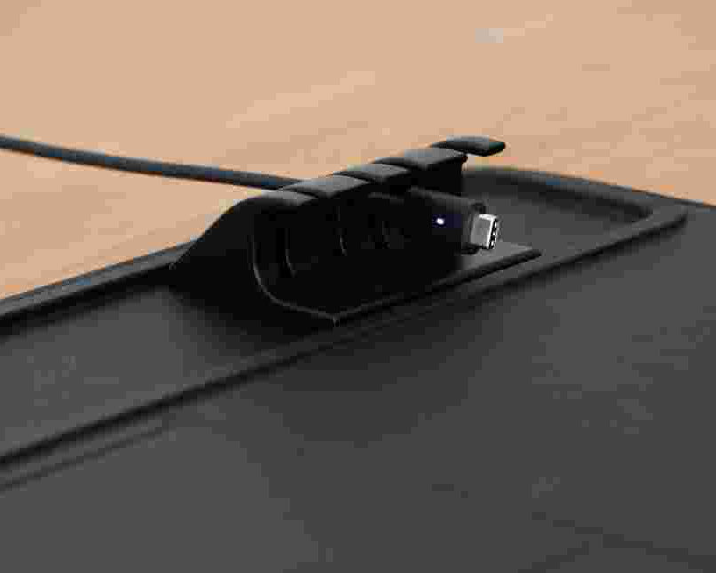 A cable holder with 4 cable slot with one cabl