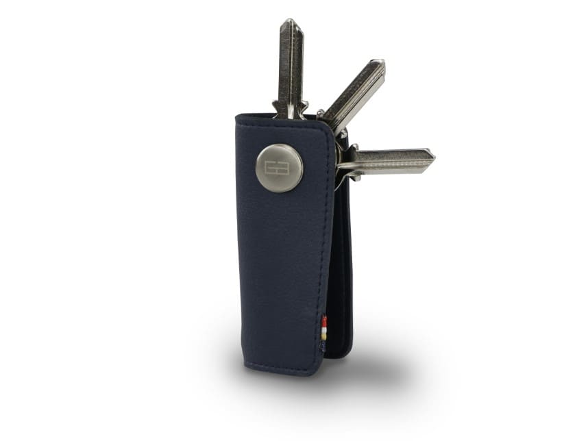 Side view of Lusso Key Holder Vegan in Cactus Blue with with a key holder ring and 3 keys in the keychain.