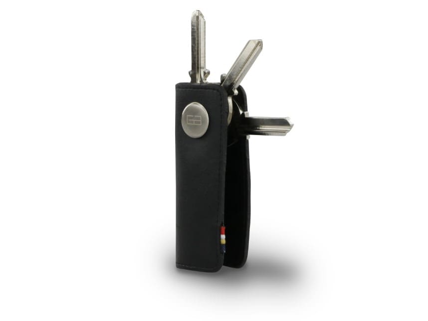 Side view of Lusso Key Holder Vegan in Cactus Black with with a key holder ring and 3 keys in the keychain.