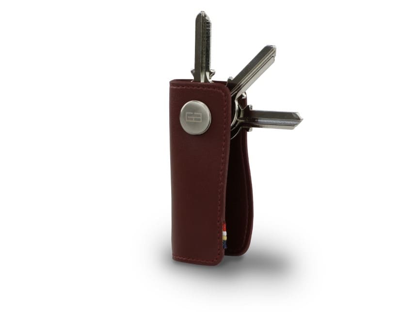 Side view of Lusso Key Holder Vegan in Cactus Burgundy with with a key holder ring and 3 keys. 