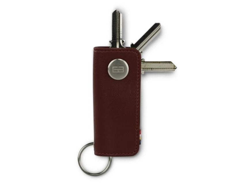 Front view of Lusso Key Holder Vegan in Cactus Burgundy with with a key holder ring and 3 keys. 
