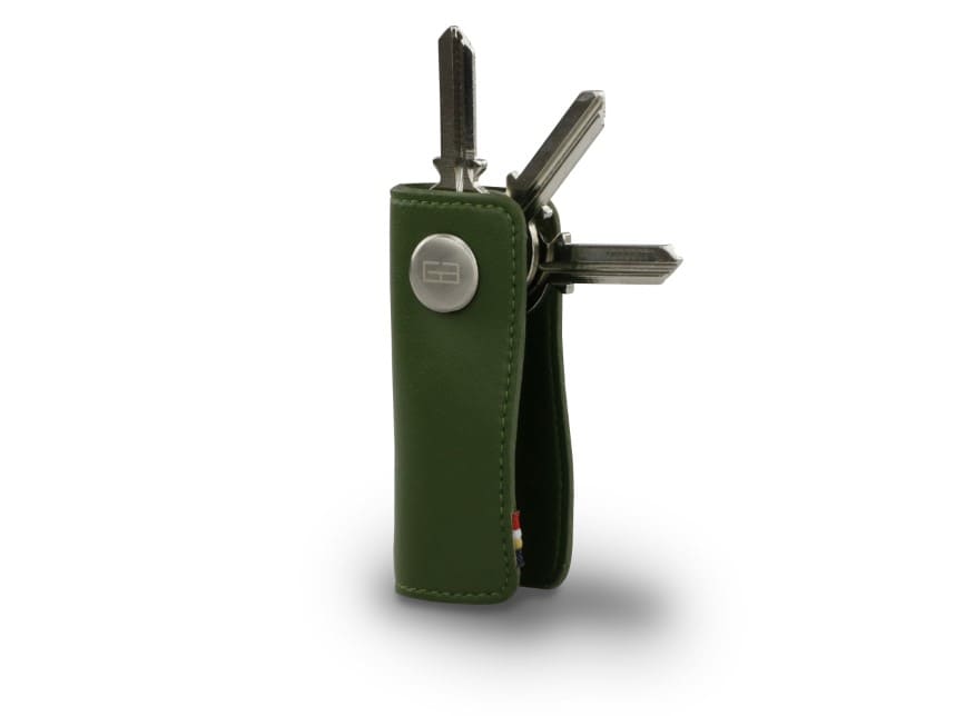 Side view of Lusso Key Holder Vegan in Cactus Green with with a key holder ring and 3 keys. 
