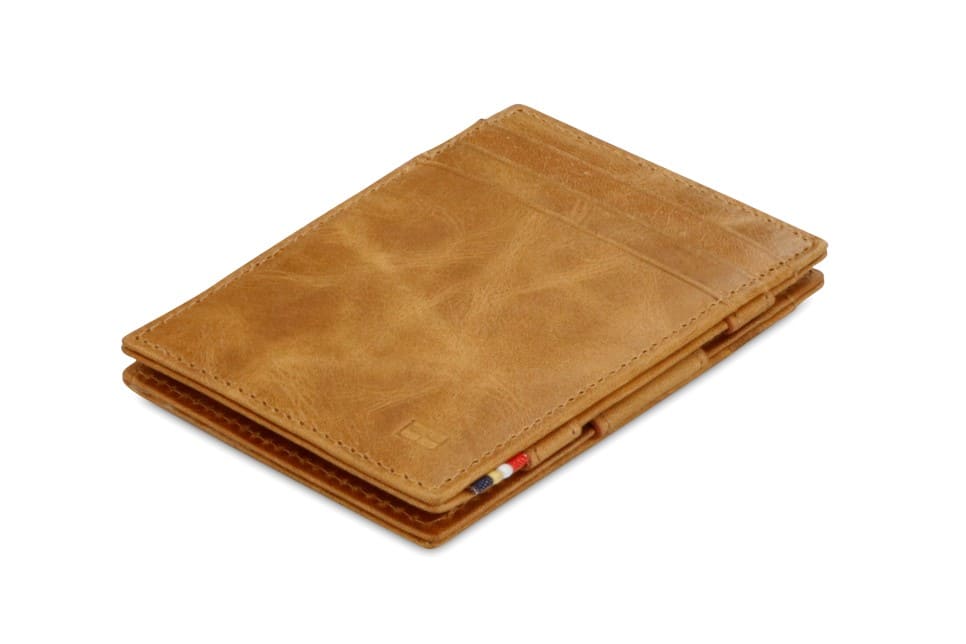 Front view of the Essenziale Magic Wallet Brushed in Brushed Cognac with 3 front card slots.