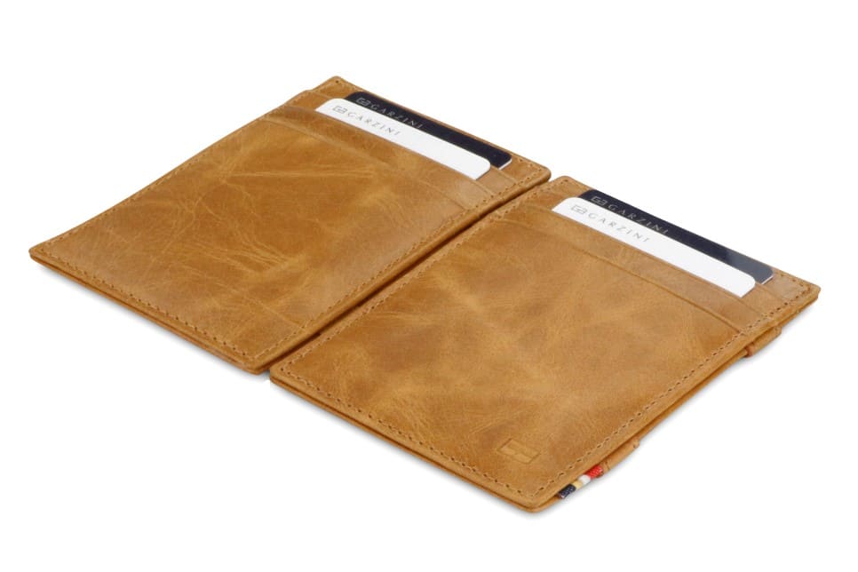 Front and back view of the Essenziale Magic Wallet Brushed in Brushed Cognac with 3 front card slots and 2 cards on each side. 