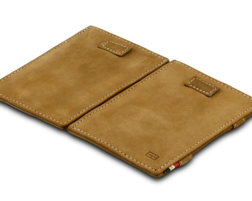 Front and back view of Cavare Magic Wallet Vintage in camel brown.