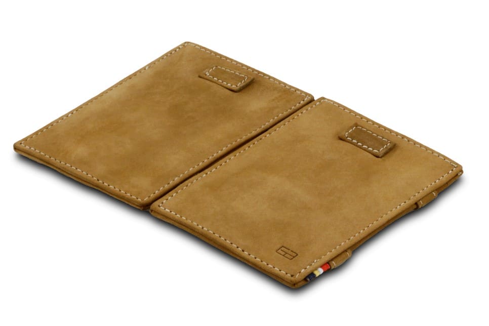 Front and back view of Cavare Magic Wallet Vintage in camel brown.