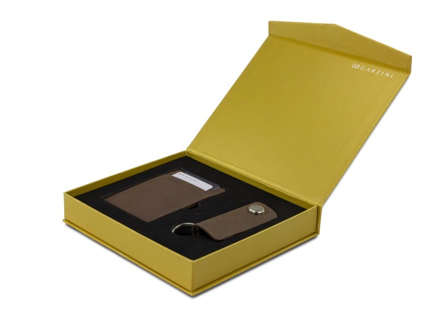 gift box of the essenziale wallet with the lusso key holder